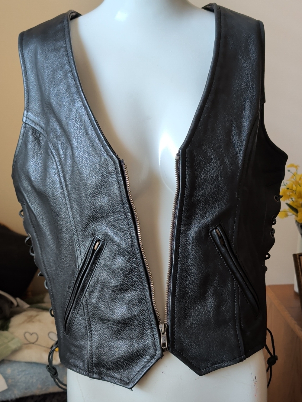 Xelement Black Leather Zip Front Vest Size M. Zipper Broken